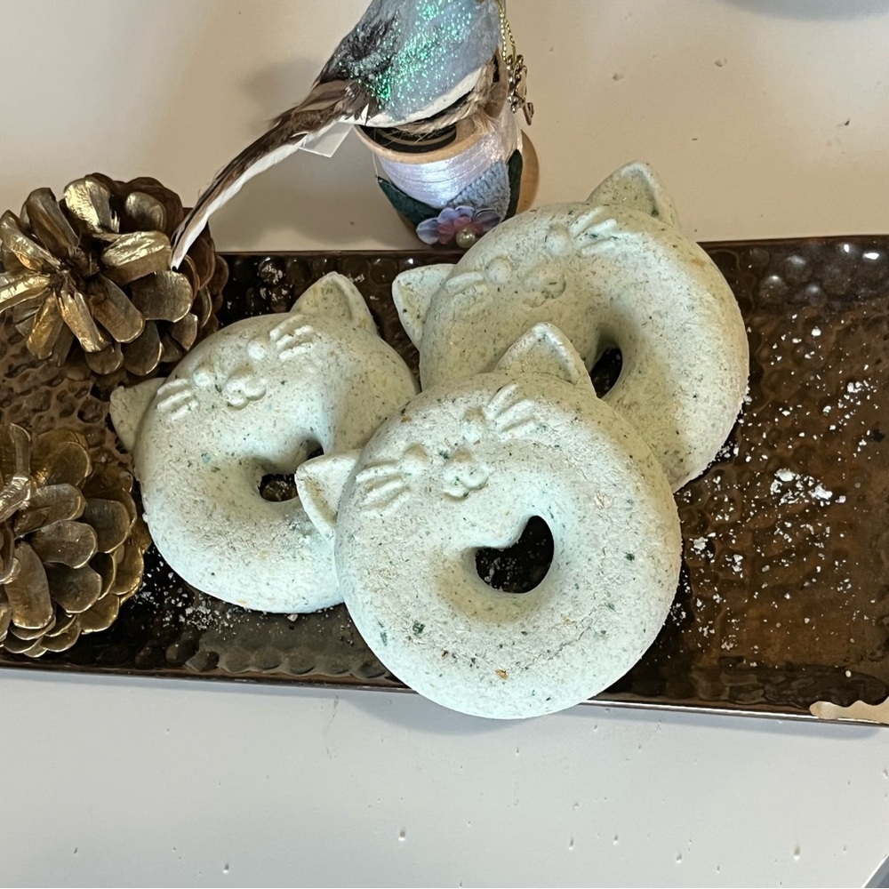 Handcrafted plumeria frankincense white blossom spring fizzy bath bombs cat - Picture 2 of 9
